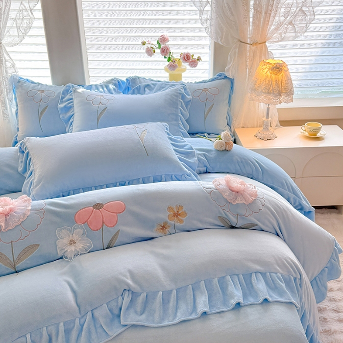 91家纺网 家纺一手货源 找家纺 苏米娜家纺SUMINA 2025新款230g高克重韩版立体盘花牛奶蚕丝绒绣花四件套床裙款被套-洛丽塔系列  洛丽塔-婴儿蓝 