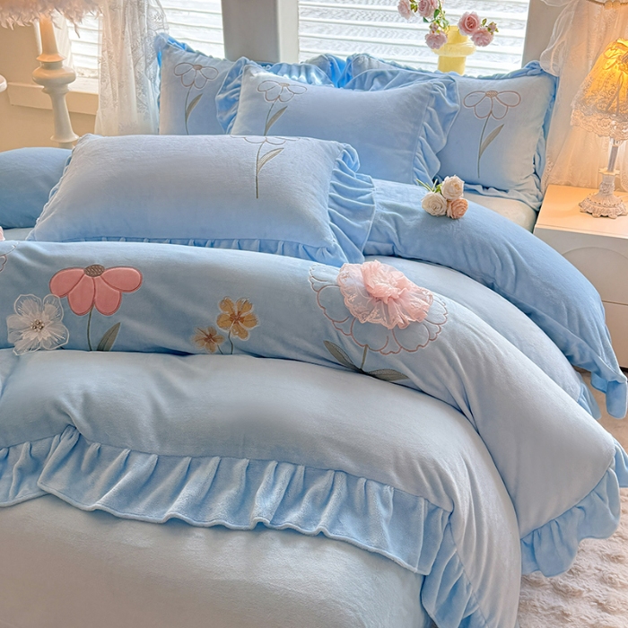 91家纺网 家纺一手货源 找家纺 苏米娜家纺SUMINA 2025新款230g高克重韩版立体盘花牛奶蚕丝绒绣花四件套床裙款被套-洛丽塔系列  洛丽塔-婴儿蓝 