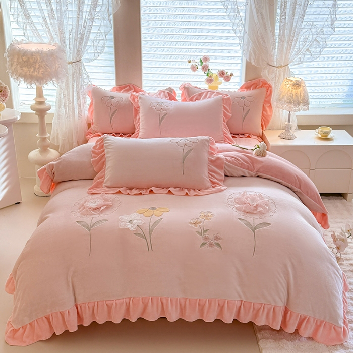 91家纺网 家纺一手货源 找家纺 苏米娜家纺SUMINA 2025新款230g高克重韩版立体盘花牛奶蚕丝绒绣花四件套床裙款被套-洛丽塔系列 洛丽塔-珍珠粉