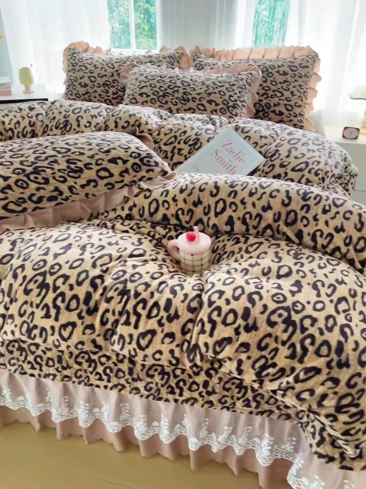 91家纺网 家纺一手货源 找家纺 2025新款牛奶绒床盖四件套床上绒四件套 豹纹