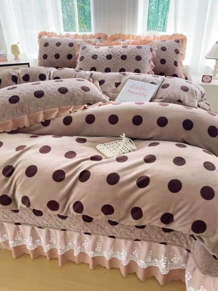 91家纺网 家纺一手货源 找家纺 2025新款牛奶绒床盖四件套床上绒四件套 圆点