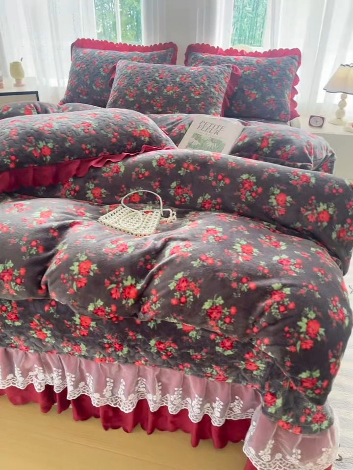 91家纺网 家纺一手货源 找家纺 2025新款牛奶绒床盖四件套床上绒四件套 红花