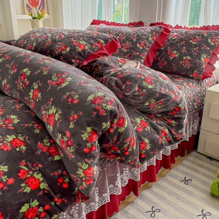 91家纺网 家纺一手货源 找家纺 2025新款牛奶绒床盖四件套床上绒四件套 红花