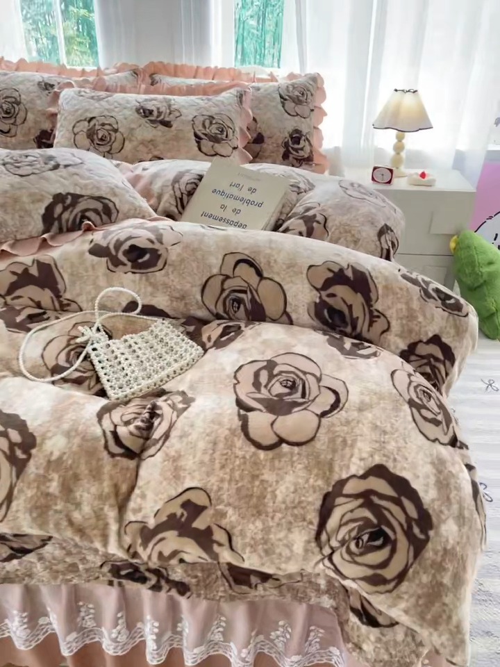 91家纺网 家纺一手货源 找家纺 2025新款牛奶绒床盖四件套床上绒四件套 花影棕