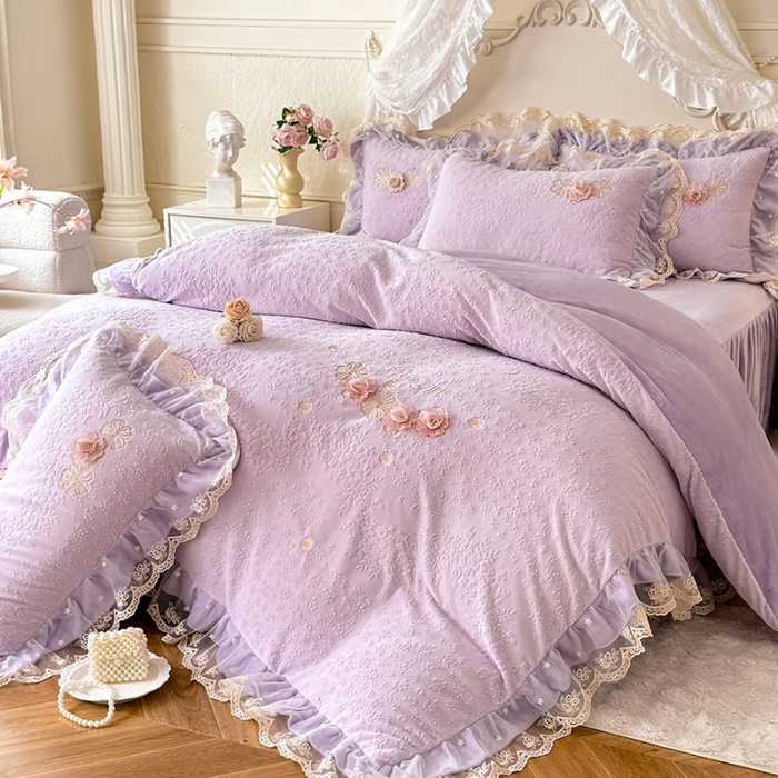 91家纺网 家纺一手货源 找家纺 2025苏米娜360g全消光牛奶绒工艺款蕾丝盘花立体雕花绒牛奶绒四件套刺绣绣花套件 温婉-梦幻紫