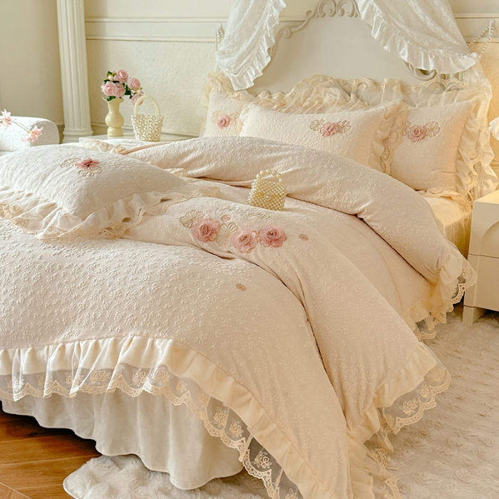 91家纺网 家纺一手货源 找家纺 2025苏米娜360g全消光牛奶绒工艺款蕾丝盘花立体雕花绒牛奶绒四件套刺绣绣花套件  温婉-奶油白  