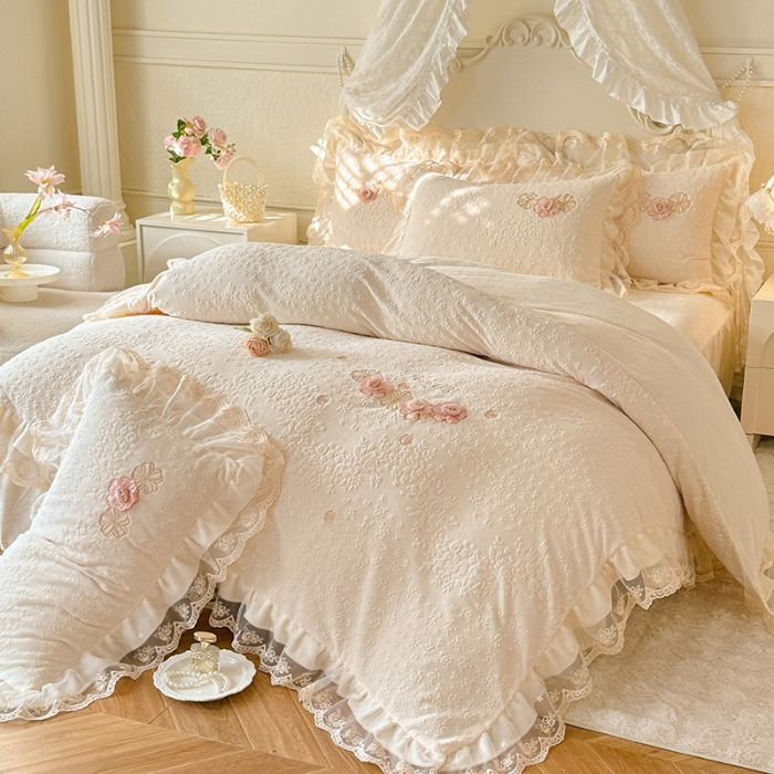 91家纺网 家纺一手货源 找家纺 2025苏米娜360g全消光牛奶绒工艺款蕾丝盘花立体雕花绒牛奶绒四件套刺绣绣花套件  温婉-奶油白  