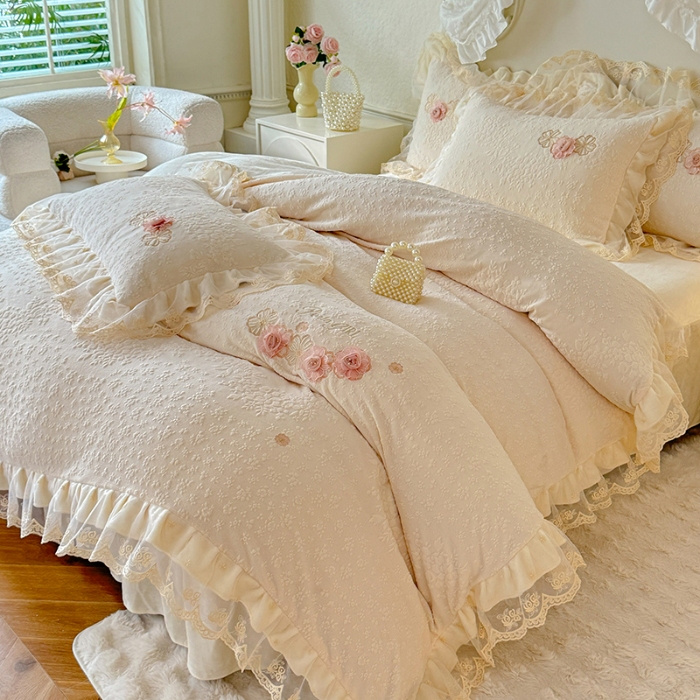 91家纺网 家纺一手货源 找家纺 2025苏米娜360g全消光牛奶绒工艺款蕾丝盘花立体雕花绒牛奶绒四件套刺绣绣花套件  温婉-奶油白  