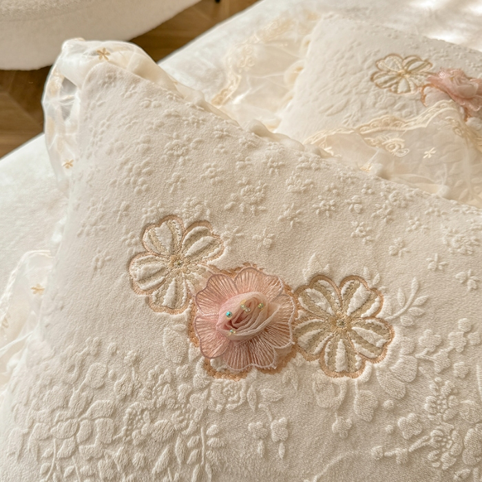 91家纺网 家纺一手货源 找家纺 2025苏米娜360g全消光牛奶绒工艺款蕾丝盘花立体雕花绒牛奶绒四件套刺绣绣花套件  温婉-奶油白  