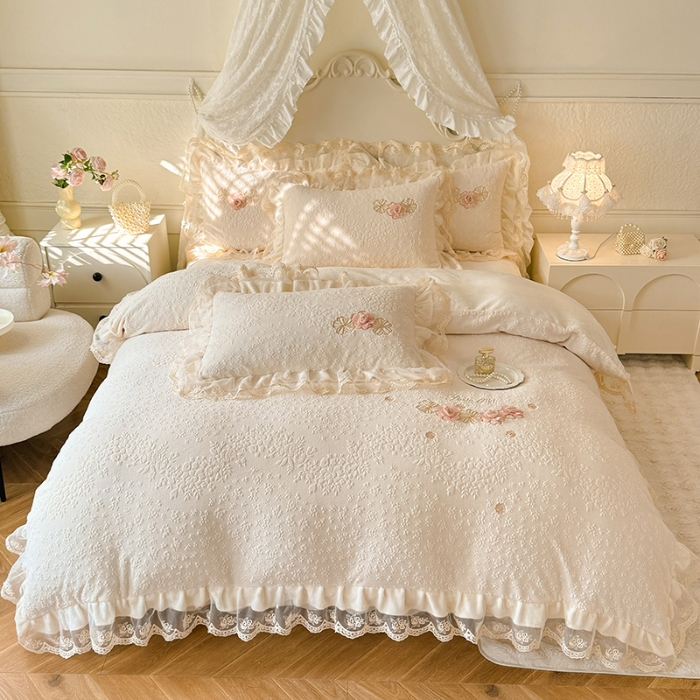 91家纺网 家纺一手货源 找家纺 2025苏米娜360g全消光牛奶绒工艺款蕾丝盘花立体雕花绒牛奶绒四件套刺绣绣花套件  温婉-奶油白  