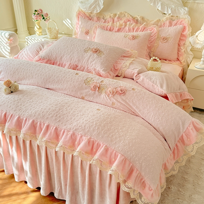 91家纺网 家纺一手货源 找家纺 2025苏米娜360g全消光牛奶绒工艺款蕾丝盘花立体雕花绒牛奶绒四件套刺绣绣花套件 温婉-珍珠粉