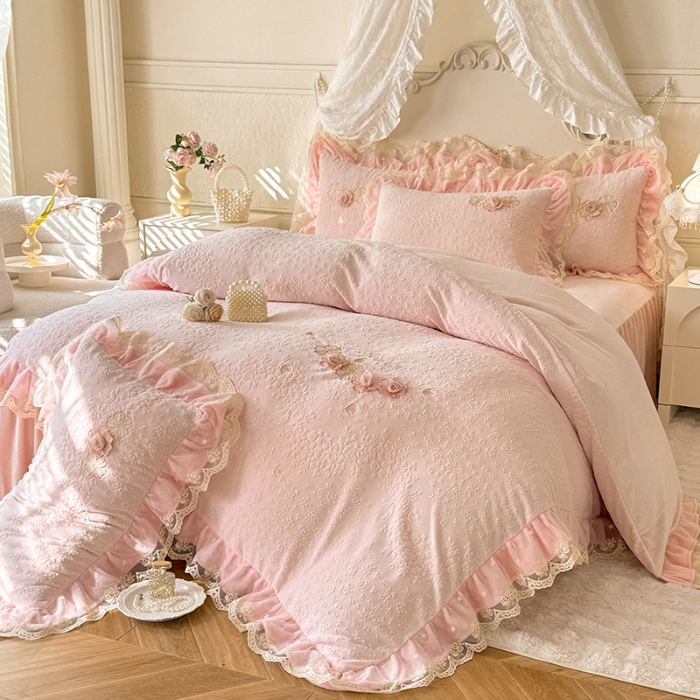 91家纺网 家纺一手货源 找家纺 2025苏米娜360g全消光牛奶绒工艺款蕾丝盘花立体雕花绒牛奶绒四件套刺绣绣花套件 温婉-珍珠粉