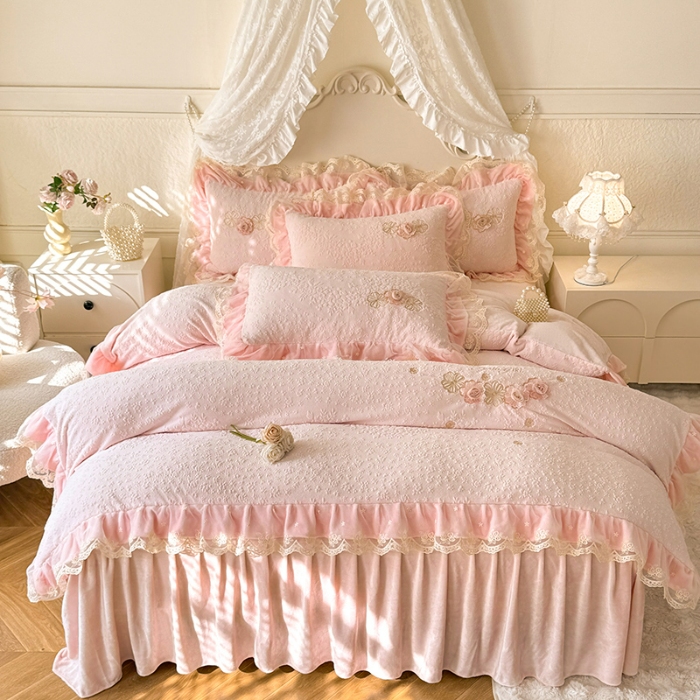 91家纺网 家纺一手货源 找家纺 2025苏米娜360g全消光牛奶绒工艺款蕾丝盘花立体雕花绒牛奶绒四件套刺绣绣花套件 温婉-珍珠粉