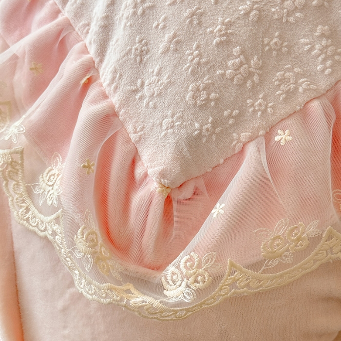 91家纺网 家纺一手货源 找家纺 2025苏米娜360g全消光牛奶绒工艺款蕾丝盘花立体雕花绒牛奶绒四件套刺绣绣花套件 温婉-珍珠粉