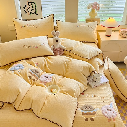 91家纺网 家纺一手货源 找家纺 （总）苏米娜家纺2025新款230g全消光大版卡通牛奶绒兔毛贴布绣花四件套可爱卡通男孩女孩法莱绒被套三件套 