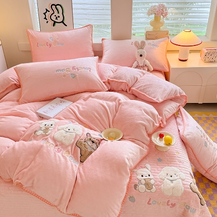 91家纺网 家纺一手货源 找家纺 （总）苏米娜家纺2025新款230g全消光大版卡通牛奶绒兔毛贴布绣花四件套可爱卡通男孩女孩法莱绒被套三件套 