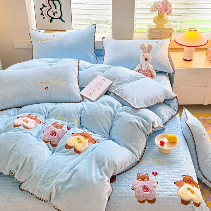 91家纺网 家纺一手货源 找家纺 （总）苏米娜家纺2025新款230g全消光大版卡通牛奶绒兔毛贴布绣花四件套可爱卡通男孩女孩法莱绒被套三件套 