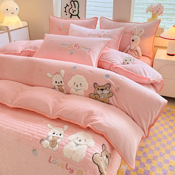 91家纺网 家纺一手货源 找家纺 苏米娜家纺2025新款230g全消光大版卡通牛奶绒兔毛贴布绣花四件套可爱卡通男孩女孩法莱绒被套三件套  欢乐兔 