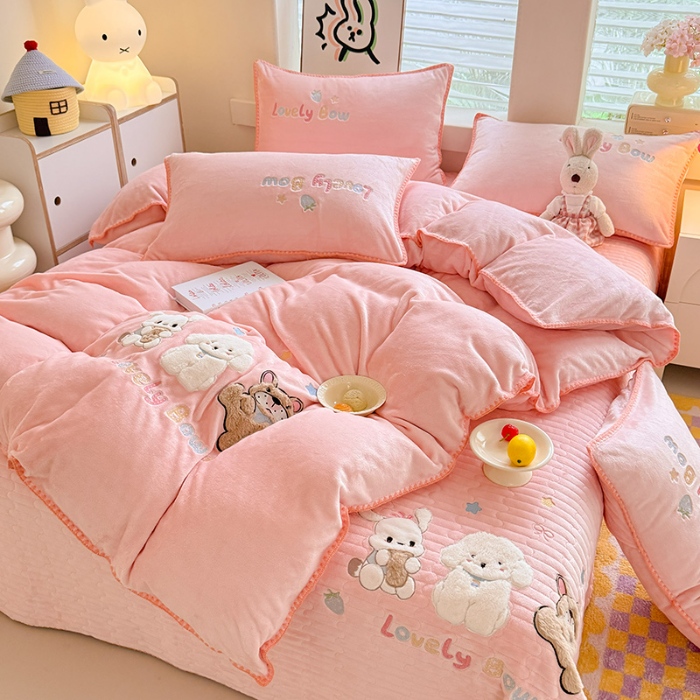 91家纺网 家纺一手货源 找家纺 苏米娜家纺2025新款230g全消光大版卡通牛奶绒兔毛贴布绣花四件套可爱卡通男孩女孩法莱绒被套三件套  欢乐兔 