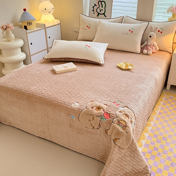 91家纺网 家纺一手货源 找家纺 苏米娜家纺2025新款230g全消光大版卡通牛奶绒兔毛贴布绣花四件套可爱卡通男孩女孩法莱绒被套三件套  可爱布布  