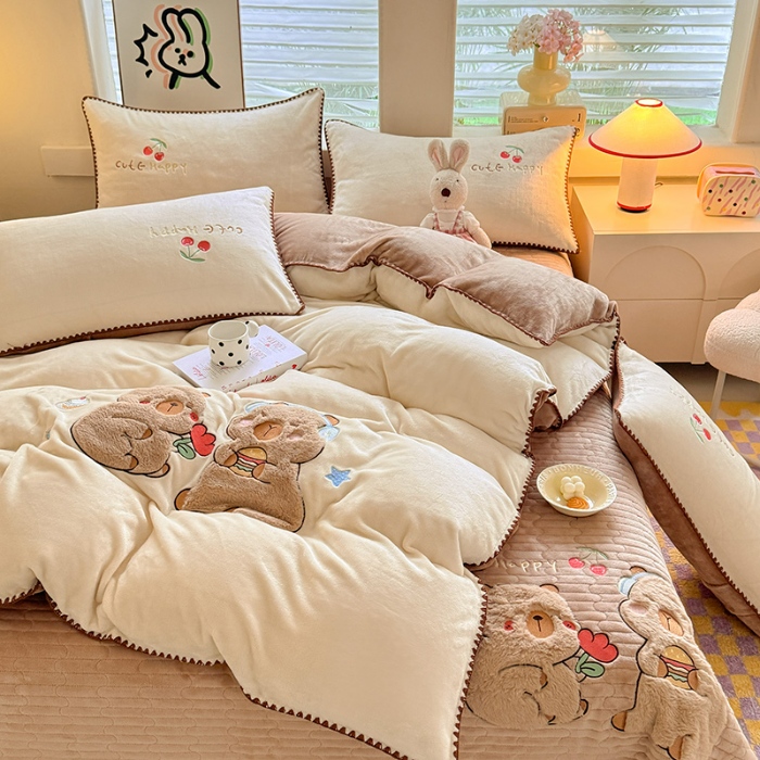 91家纺网 家纺一手货源 找家纺 苏米娜家纺2025新款230g全消光大版卡通牛奶绒兔毛贴布绣花四件套可爱卡通男孩女孩法莱绒被套三件套  可爱布布  