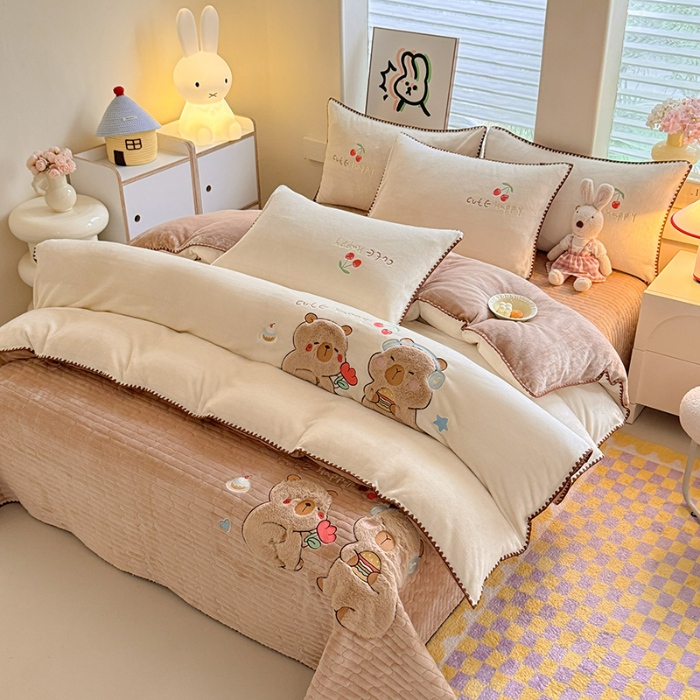 91家纺网 家纺一手货源 找家纺 苏米娜家纺2025新款230g全消光大版卡通牛奶绒兔毛贴布绣花四件套可爱卡通男孩女孩法莱绒被套三件套  可爱布布  