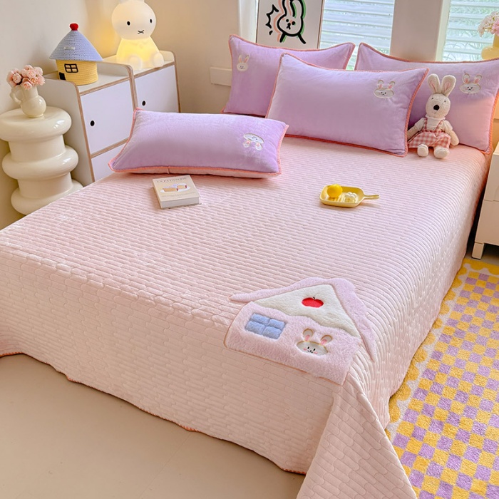 91家纺网 家纺一手货源 找家纺 苏米娜家纺2025新款230g全消光大版卡通牛奶绒兔毛贴布绣花四件套可爱卡通男孩女孩法莱绒被套三件套  童趣 