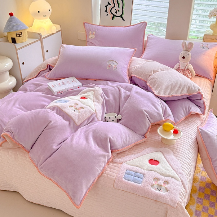 91家纺网 家纺一手货源 找家纺 苏米娜家纺2025新款230g全消光大版卡通牛奶绒兔毛贴布绣花四件套可爱卡通男孩女孩法莱绒被套三件套  童趣 