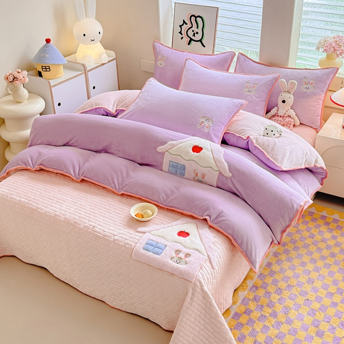 91家纺网 家纺一手货源 找家纺 苏米娜家纺2025新款230g全消光大版卡通牛奶绒兔毛贴布绣花四件套可爱卡通男孩女孩法莱绒被套三件套  童趣 