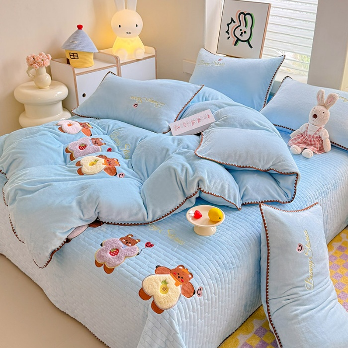 91家纺网 家纺一手货源 找家纺 苏米娜家纺2025新款230g全消光大版卡通牛奶绒兔毛贴布绣花四件套可爱卡通男孩女孩法莱绒被套三件套  笑脸熊 