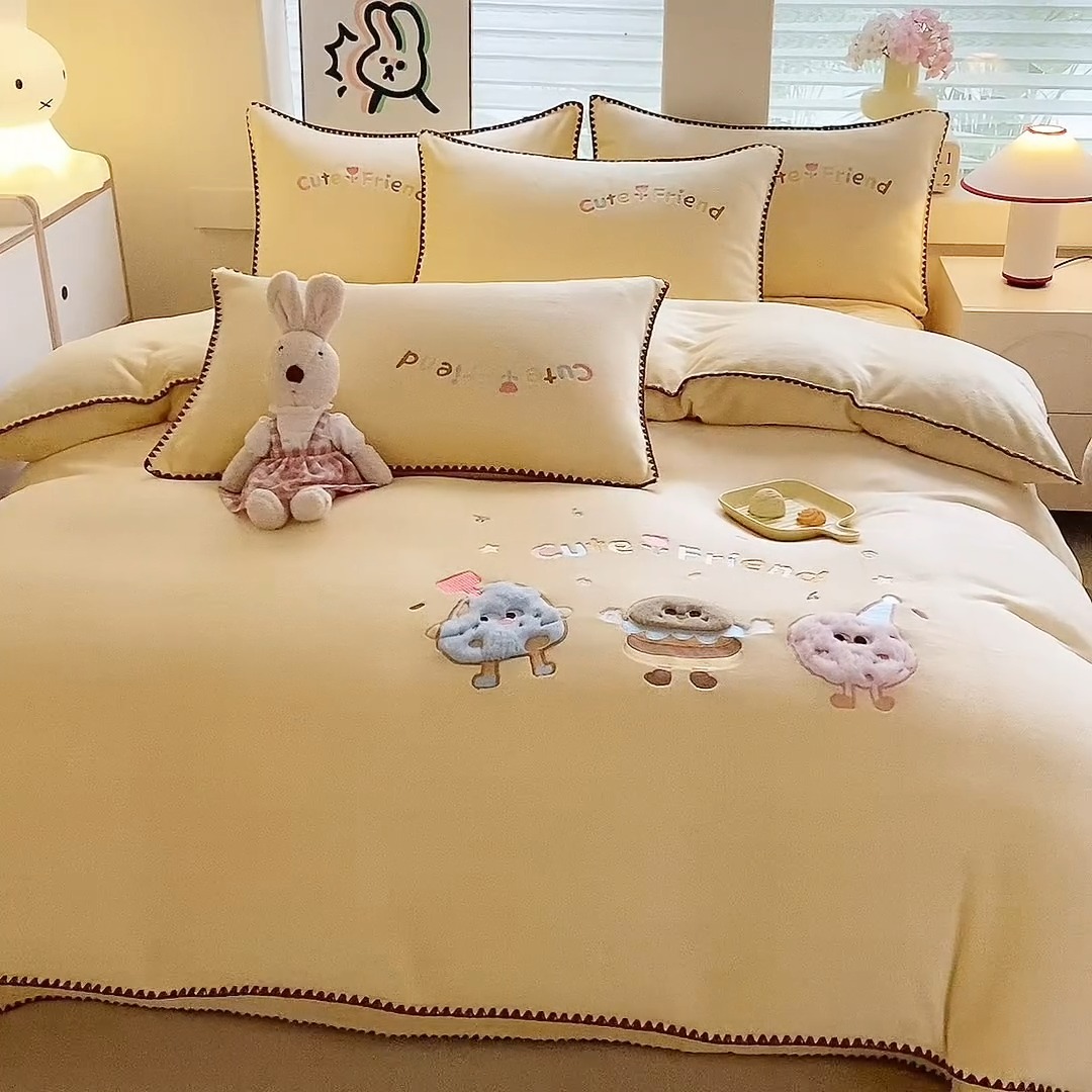 91家纺网 家纺一手货源 找家纺 苏米娜家纺2025新款230g全消光大版卡通牛奶绒兔毛贴布绣花四件套可爱卡通男孩女孩法莱绒被套三件套  好伙伴   