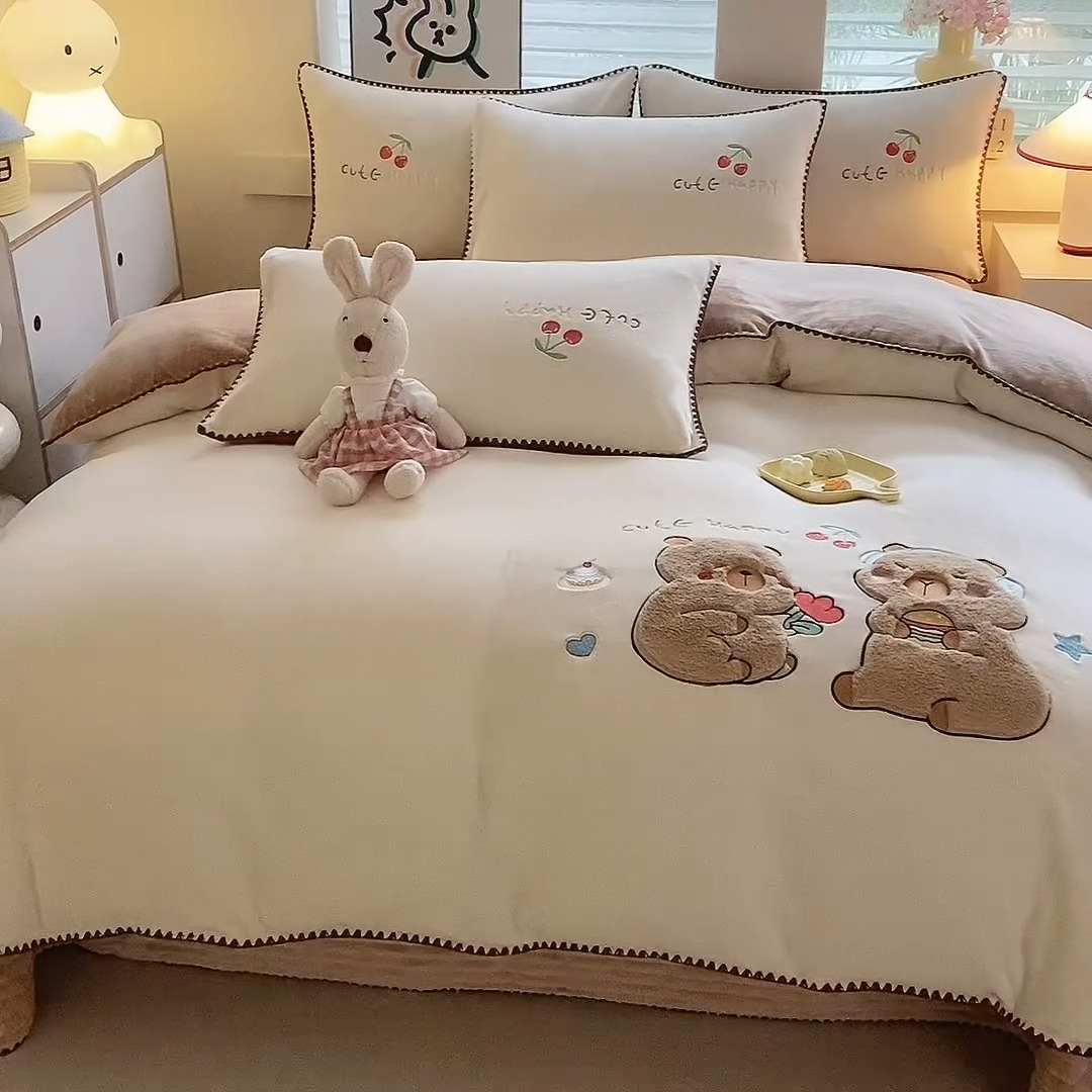 91家纺网 家纺一手货源 找家纺 苏米娜家纺2025新款230g全消光大版卡通牛奶绒兔毛贴布绣花四件套可爱卡通男孩女孩法莱绒被套三件套  可爱布布  