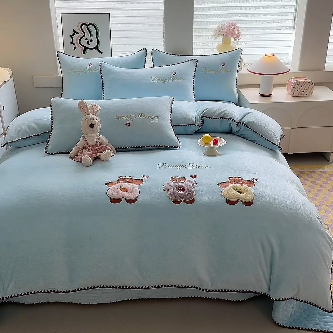 91家纺网 家纺一手货源 找家纺 苏米娜家纺2025新款230g全消光大版卡通牛奶绒兔毛贴布绣花四件套可爱卡通男孩女孩法莱绒被套三件套  笑脸熊 