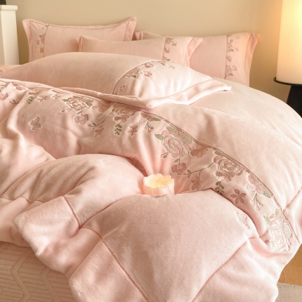 91家纺网 家纺一手货源 找家纺 （总）控价 2025新款 专版花型 高克重9.2斤A类全消光刺绣牛奶绒四件套床盖款-花意浓