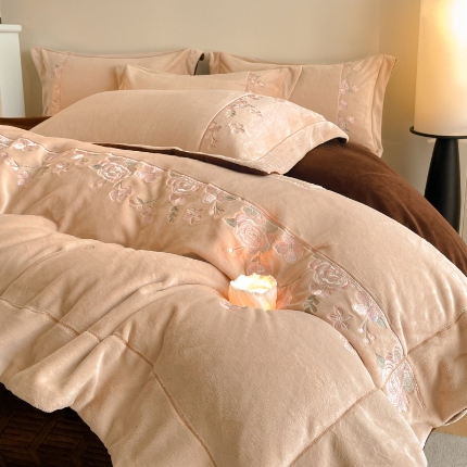 91家纺网 家纺一手货源 找家纺 （总）控价 2025新款 专版花型 高克重9.2斤A类全消光刺绣牛奶绒四件套床盖款-花意浓