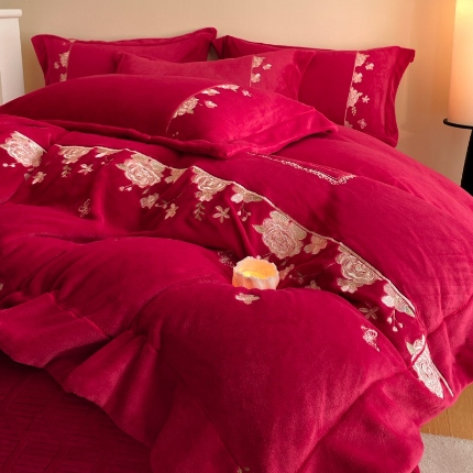 91家纺网 家纺一手货源 找家纺 （总）控价 2025新款 专版花型 高克重9.2斤A类全消光刺绣牛奶绒四件套床盖款-花意浓