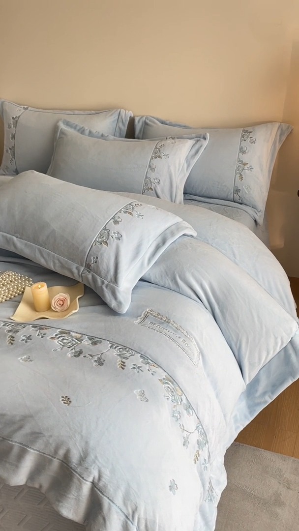 91家纺网 家纺一手货源 找家纺 （总）控价 2025新款 专版花型 高克重9.2斤A类全消光刺绣牛奶绒四件套床盖款-花意浓