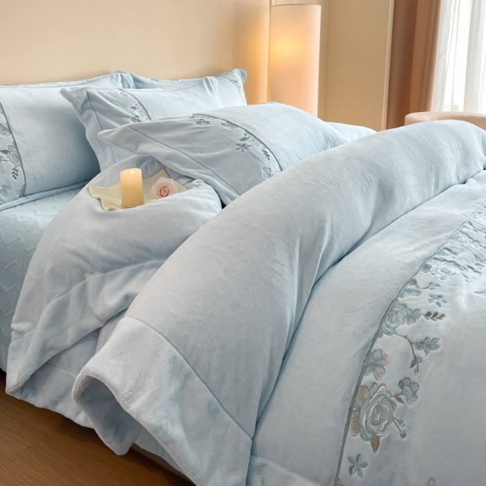 91家纺网 家纺一手货源 找家纺 （总）控价 2025新款 专版花型 高克重9.2斤A类全消光刺绣牛奶绒四件套床盖款-花意浓