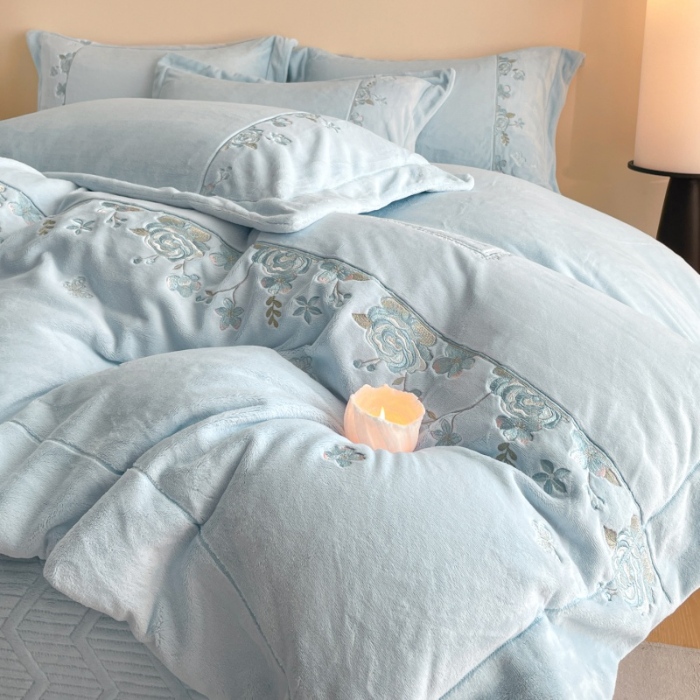 91家纺网 家纺一手货源 找家纺 （总）控价 2025新款 专版花型 高克重9.2斤A类全消光刺绣牛奶绒四件套床盖款-花意浓