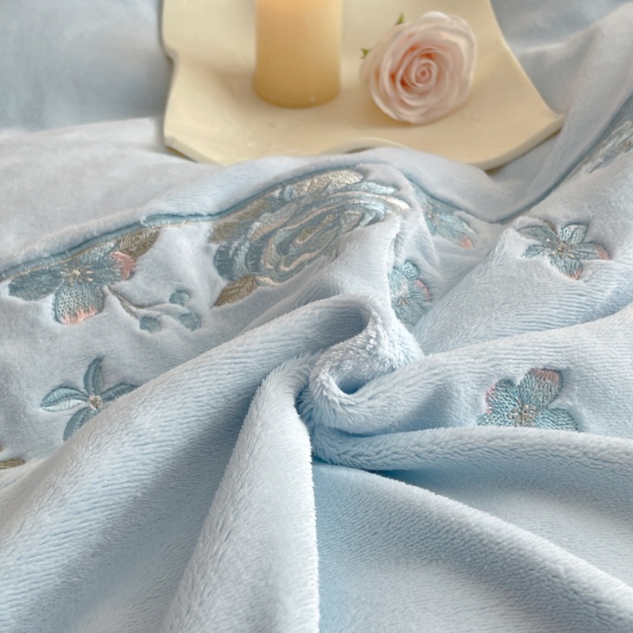 91家纺网 家纺一手货源 找家纺 （总）控价 2025新款 专版花型 高克重9.2斤A类全消光刺绣牛奶绒四件套床盖款-花意浓