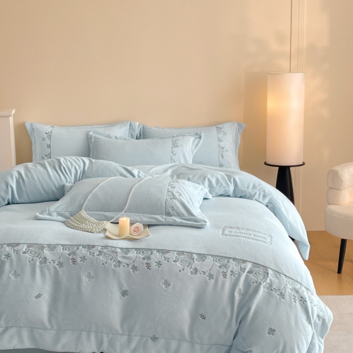 91家纺网 家纺一手货源 找家纺 （总）控价 2025新款 专版花型 高克重9.2斤A类全消光刺绣牛奶绒四件套床盖款-花意浓