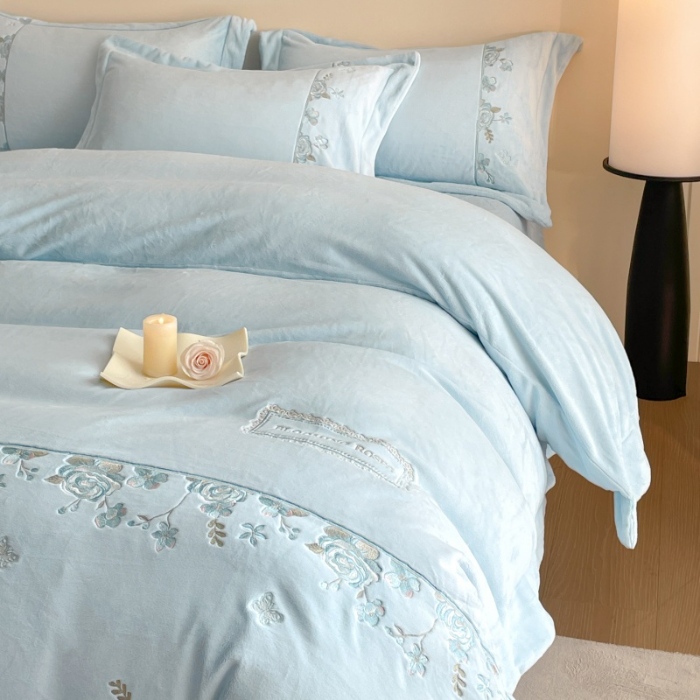 91家纺网 家纺一手货源 找家纺 （总）控价 2025新款 专版花型 高克重9.2斤A类全消光刺绣牛奶绒四件套床盖款-花意浓