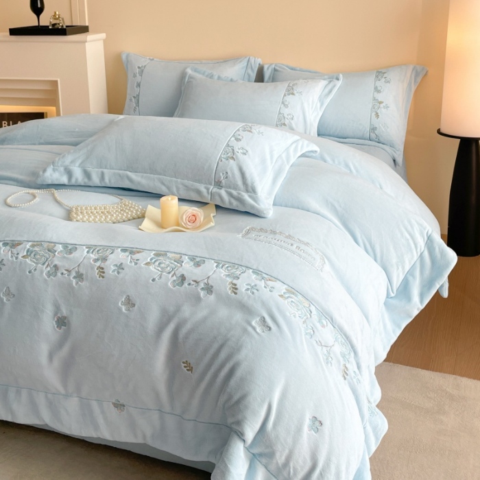 91家纺网 家纺一手货源 找家纺 （总）控价 2025新款 专版花型 高克重9.2斤A类全消光刺绣牛奶绒四件套床盖款-花意浓