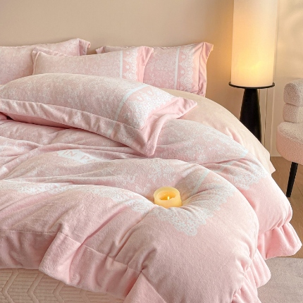 91家纺网 家纺一手货源 找家纺 （总）控价 2025新款 专版花型 高克重240克A类全消光数码印花牛奶绒四件套床盖款-恋语