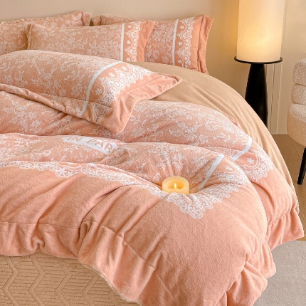 91家纺网 家纺一手货源 找家纺 （总）控价 2025新款 专版花型 高克重240克A类全消光数码印花牛奶绒四件套床盖款-恋语