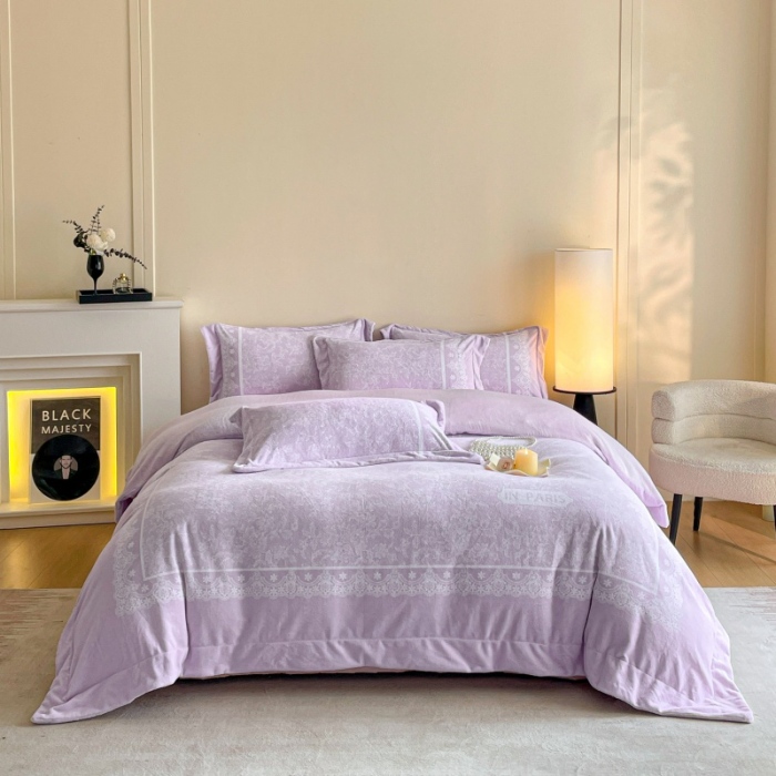 91家纺网 家纺一手货源 找家纺 （总）控价 2025新款 专版花型 高克重240克A类全消光数码印花牛奶绒四件套床盖款-恋语