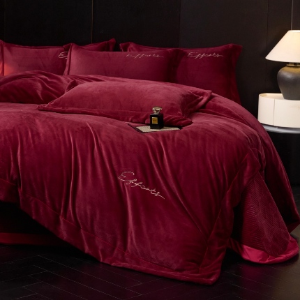 91家纺网 家纺一手货源 找家纺 （总）控价 2025新款 床盖款高克重13斤全消光A类刺绣牛奶绒四件套-赫本