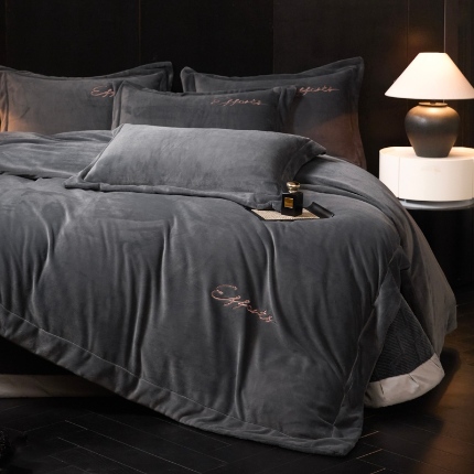 91家纺网 家纺一手货源 找家纺 （总）控价 2025新款 床盖款高克重13斤全消光A类刺绣牛奶绒四件套-赫本