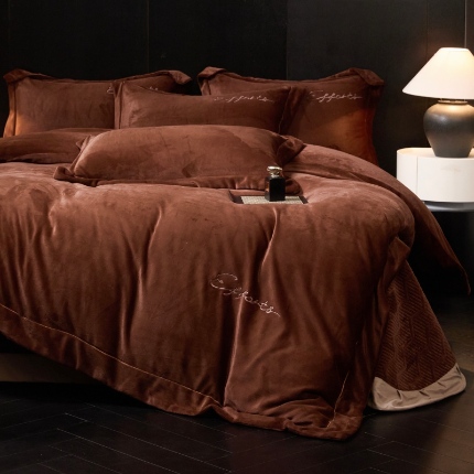 91家纺网 家纺一手货源 找家纺 （总）控价 2025新款 床盖款高克重13斤全消光A类刺绣牛奶绒四件套-赫本