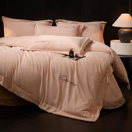 91家纺网 家纺一手货源 找家纺 （总）控价 2025新款 床盖款高克重13斤全消光A类刺绣牛奶绒四件套-赫本